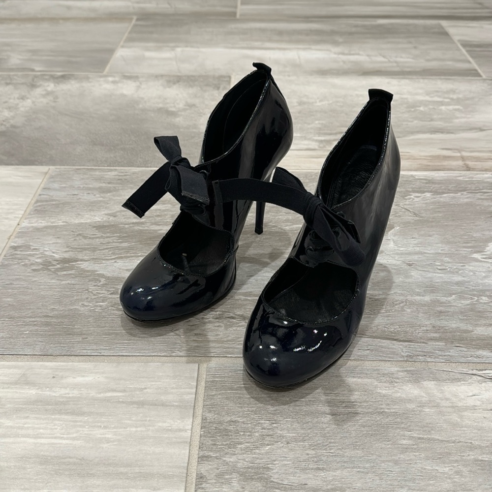 Women’s Dark Navy Dress Shoe With Bow. Size 7.5. Barely Worn.